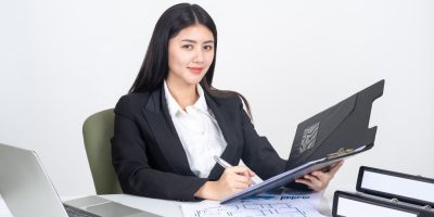 lifestyle-beautiful-asian-business-young-woman-using-laptop-computer-smart-phone-office-desk_1150-10189